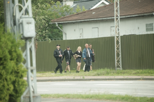 Michael Brix (yderst t.v.), Oliver Cox, N.V. og to andre DNF'ere ankommer til DNSB's solhvervsfejring, juni 2013. (Foto: Redox)