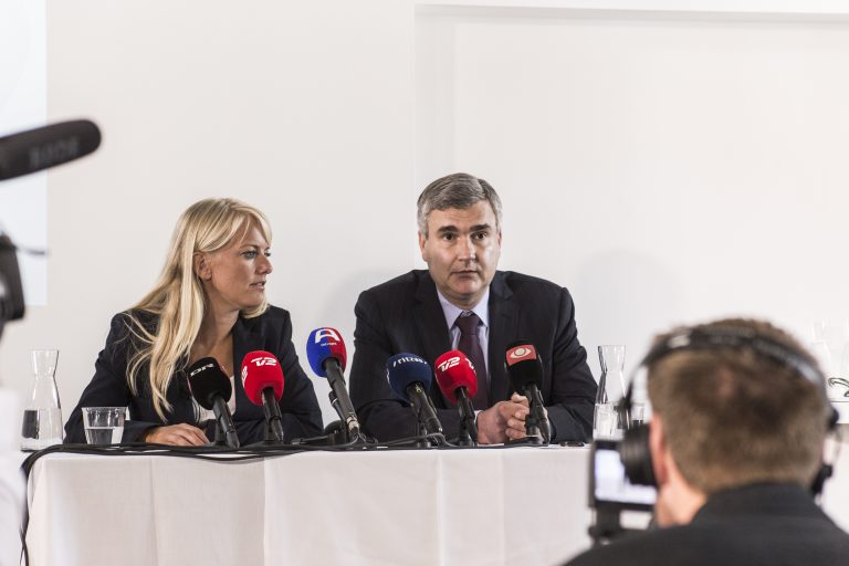 Pernille Vermund and vice chairman Peter Seier Christensen at a press conference.