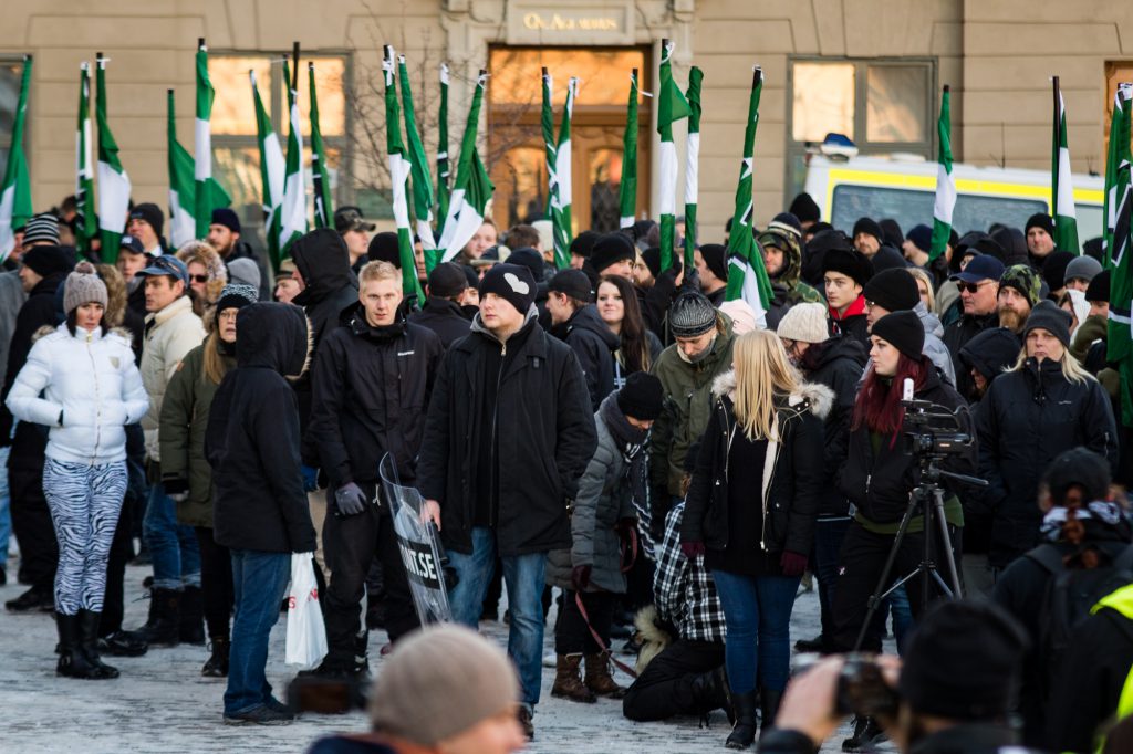 Anton Tulin (midtfor til venstre i sort jakke med lyst hår) ses her under NMRs demonstration i Stockholm i november 2016. Foto: Redox.