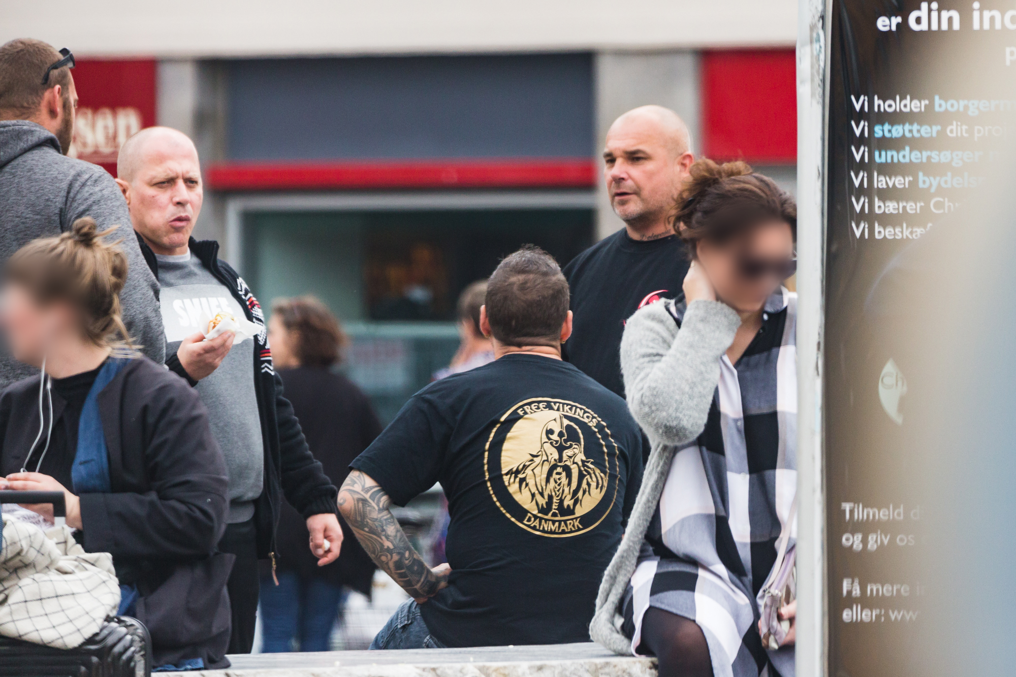 Her ses en gruppe af de mænd der dukkede op på Christianshavnstorv, bl.a. en iført t-shirt fra Free Vikings. (Foto: Researchkollektivet Redox)