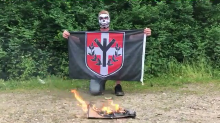 I videoen optræder Paw Pinstrup Nielsen i en t-shirt fra terrororganisationen Combat 18 med en illustration af to pistoler og teksten "Ready for war". (Foto: Screenshot fra video)