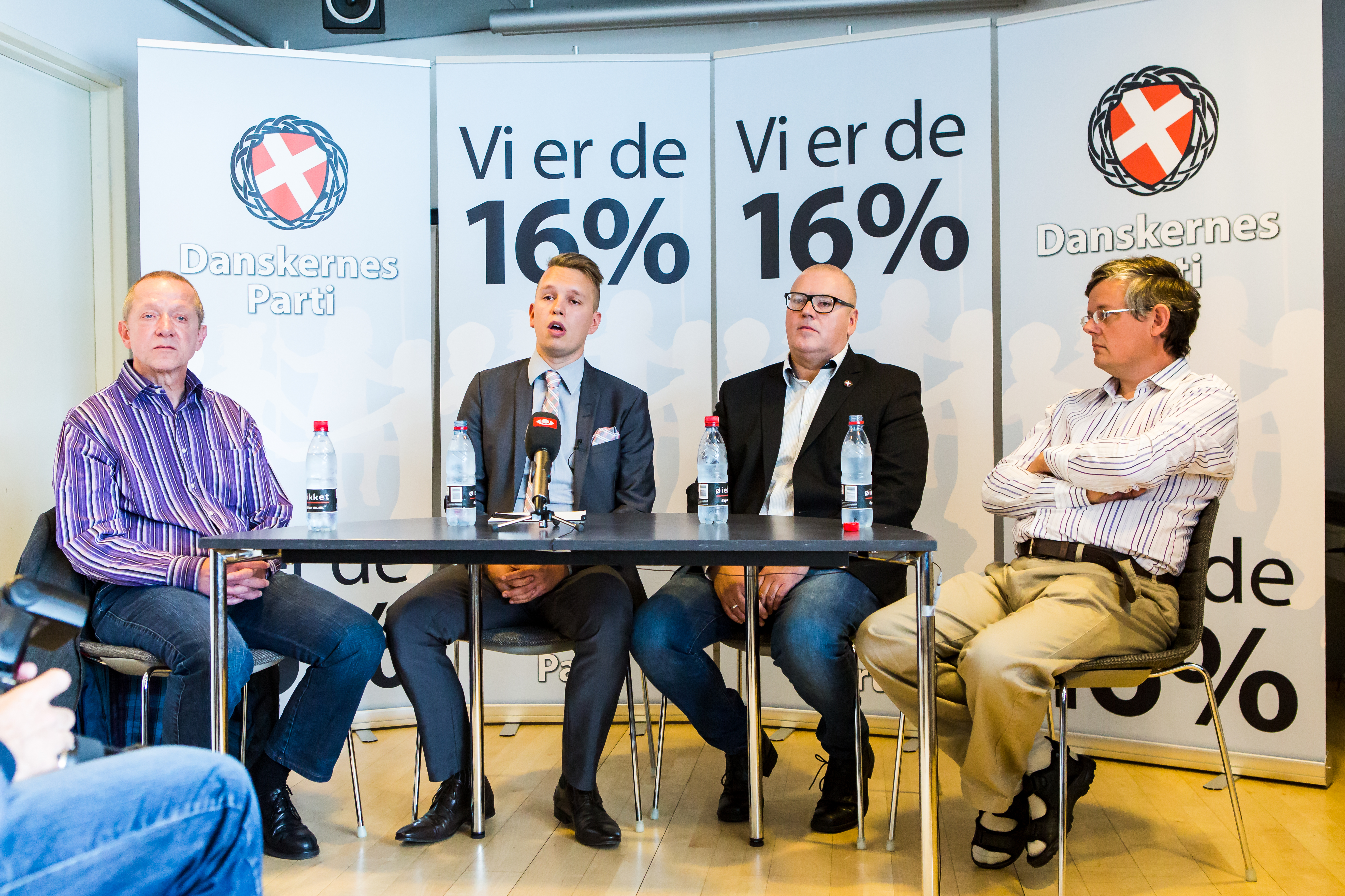 Den 13. august 2016 havde Danskernes Parti indkaldt til pressemøde i Den Sorte Diamant i København, ved mødet fremlagde Daniel Carlsen sammen med resten af ledelsen resultatet af en meningsmåling partiet havde fået udført. (Foto: Redox)
