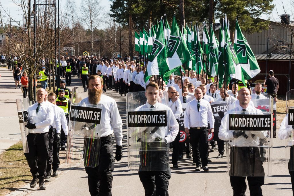 Da NMR 1. maj i år marcherede gennem den svenske by Falun, var det med op cirka 600 deltagere - heraf mange i fuld uniformering med faner og skjolde. Foto: Redox.