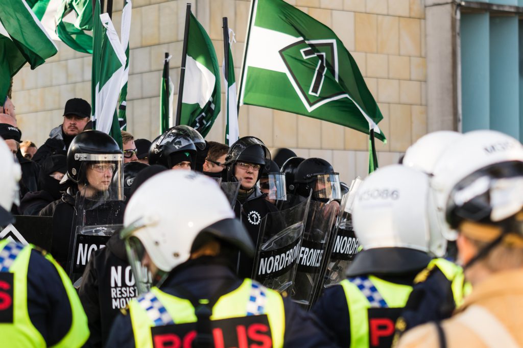 Kampklædte nazister fra NMR danner front mod politiet i Gøteborg. (Foto: Researchkollektivet Redox)