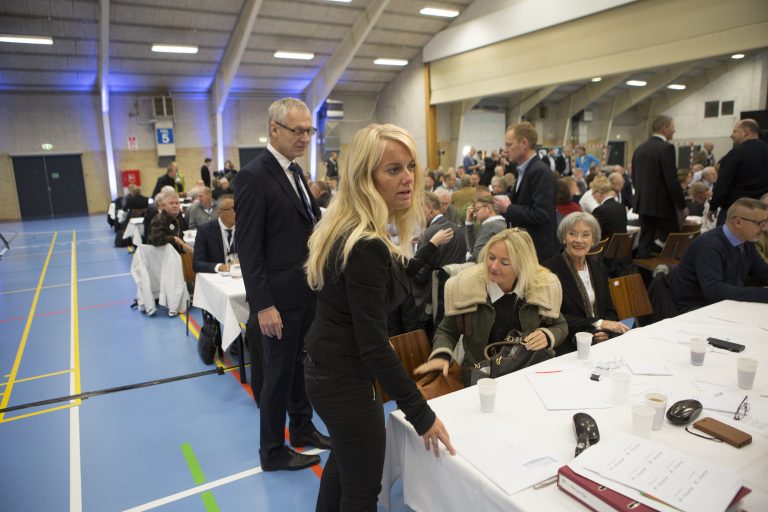 Pernille Vermund ved partiets årsmøde i 2016, flankeret af pressechef Lars Kaaber. Foto: Redox.