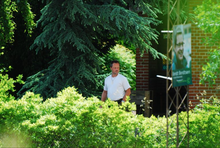 Michael Ellegaard foran sit hjem i Bolbro, hvor politiet fandt pistolen og rørbomben. (Foto: Redox)