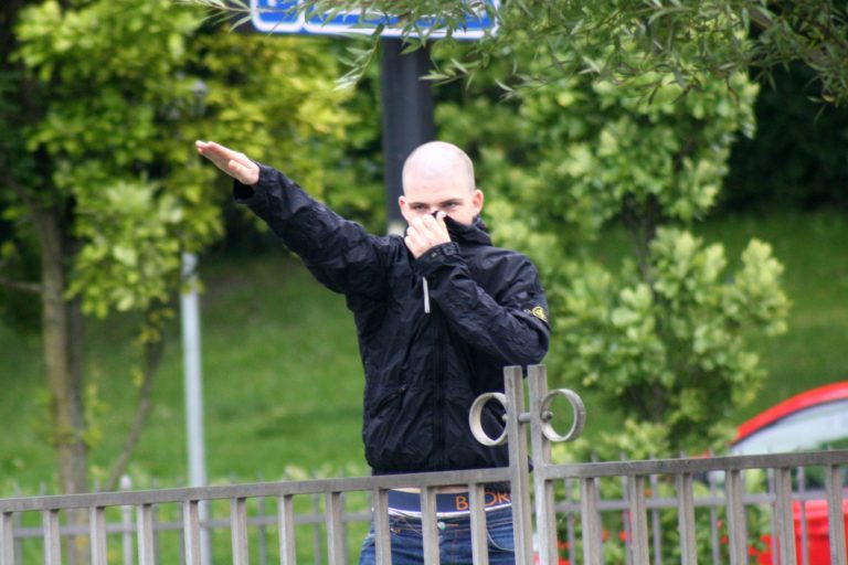 I august 2011 angreb Andreas Holmenlund Snedker og en gruppe White Pride-medlemmer en antiracistisk demonstration i Aarhus, med kanonslag. Foto: Redox.