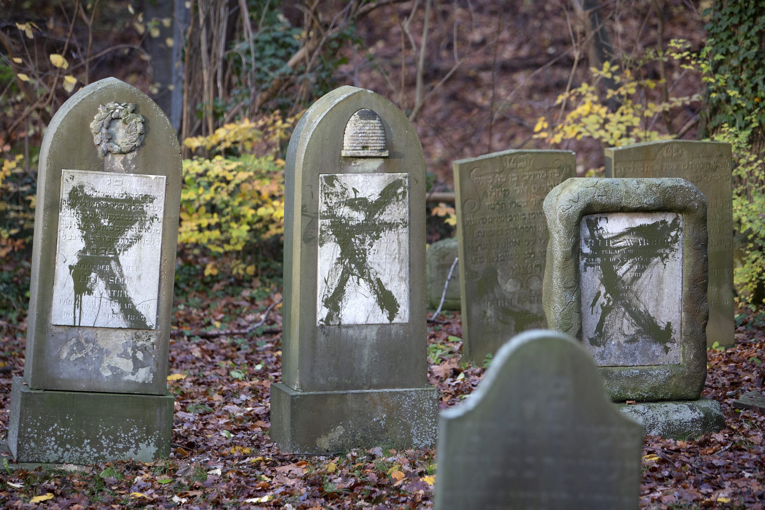 Den jødiske kirkegård i Randers efter hærværket. Foto: Redox.