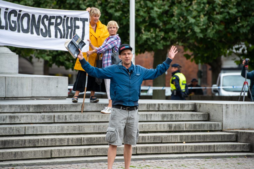 Kent Nielsen ses her med koranen i hånden under en Stram Kurs-demonstration i Malmö i august 2020. Foto: Victor Pressfeldt.