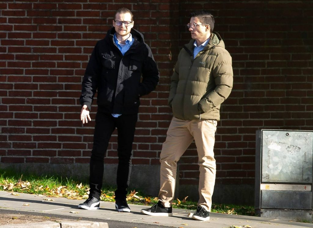 Søren Lau Kjeldal (tv) og Jacob Vullum Andersen (th) ses her i Randers i forbindelse med retssagen i oktober. Foto: Redox.