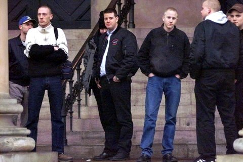 Kim Gjetting Michelsen (midtfor) i selskab med medlemmer af den nazistiske organisation Blood & Honour foran Københavns Byret i 2000. Han er selv iført en Blood & Honour-jakke på billedet.