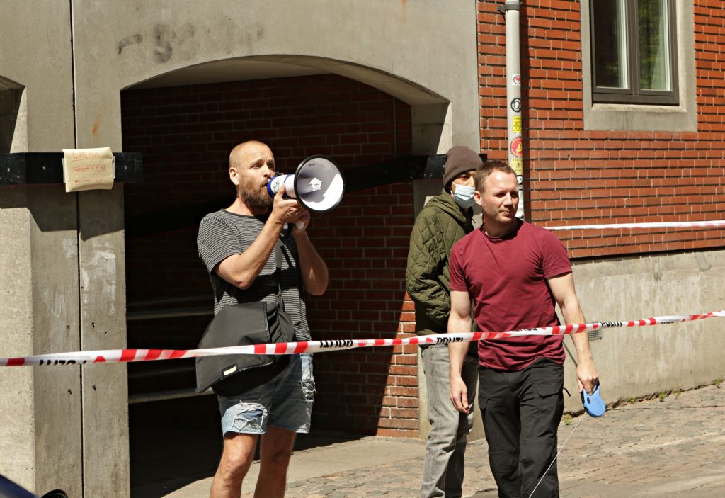 Lars Theilade ses her under hans tale sammen med Toke Lorenzen i rød trøje ved Patrioterne Går Lives demonstration på Nørrebro søndag. Foto: Redox.
