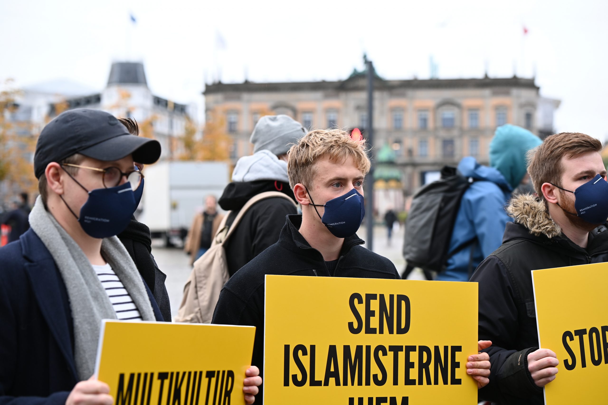 Niclas Larsen (med kasket og briller) ved Generation Identitær-aktion på Kongens Nytorv i København i oktober 2020.