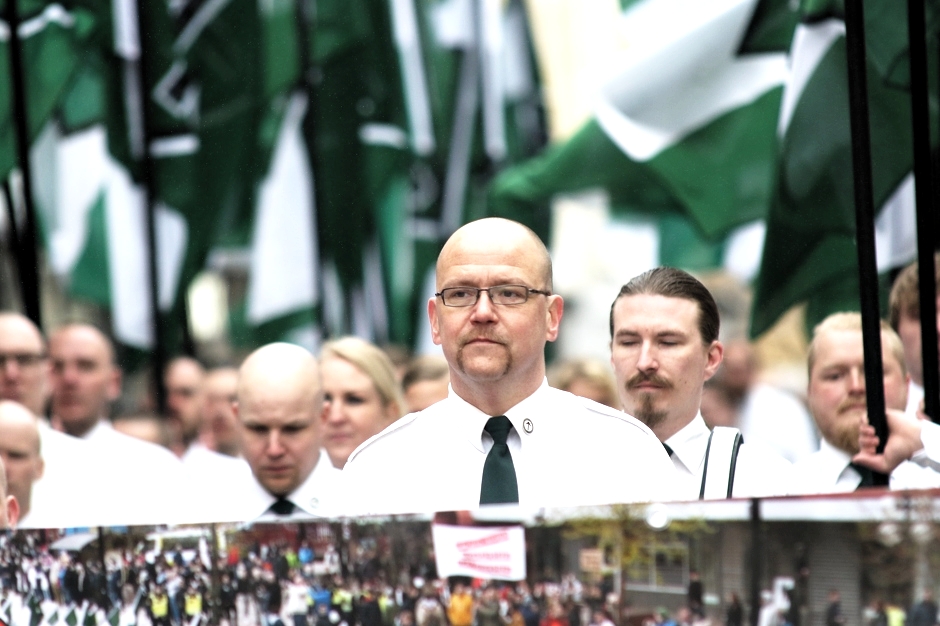 Pär Öberg marcherer her i front for Den Nordiske Modstandsbevægelses demonstration i Ludvika 1. maj 2018. Foto: Redox.
