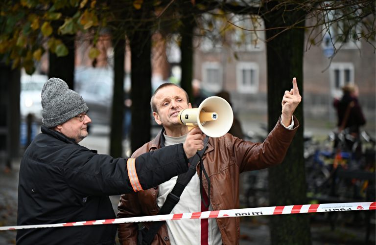 Lars Theilade demonstrerer her mod Hizb ut-Tahrir på Kogens Nytorv i København i oktober 2020.