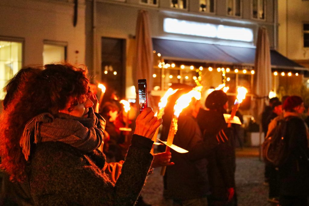 Krystalnatten markeres traditionelt med et fakkeloptog. Hvilket også skete i 2021 i København. Foto: Krystalnatten.dk