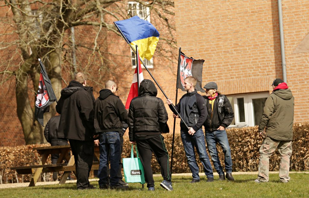 Danmarks Nationale Front demonstrerede den 9. april 2022 foran Viborg Domkirke til støtte for Ukraine. Foto: Redox.