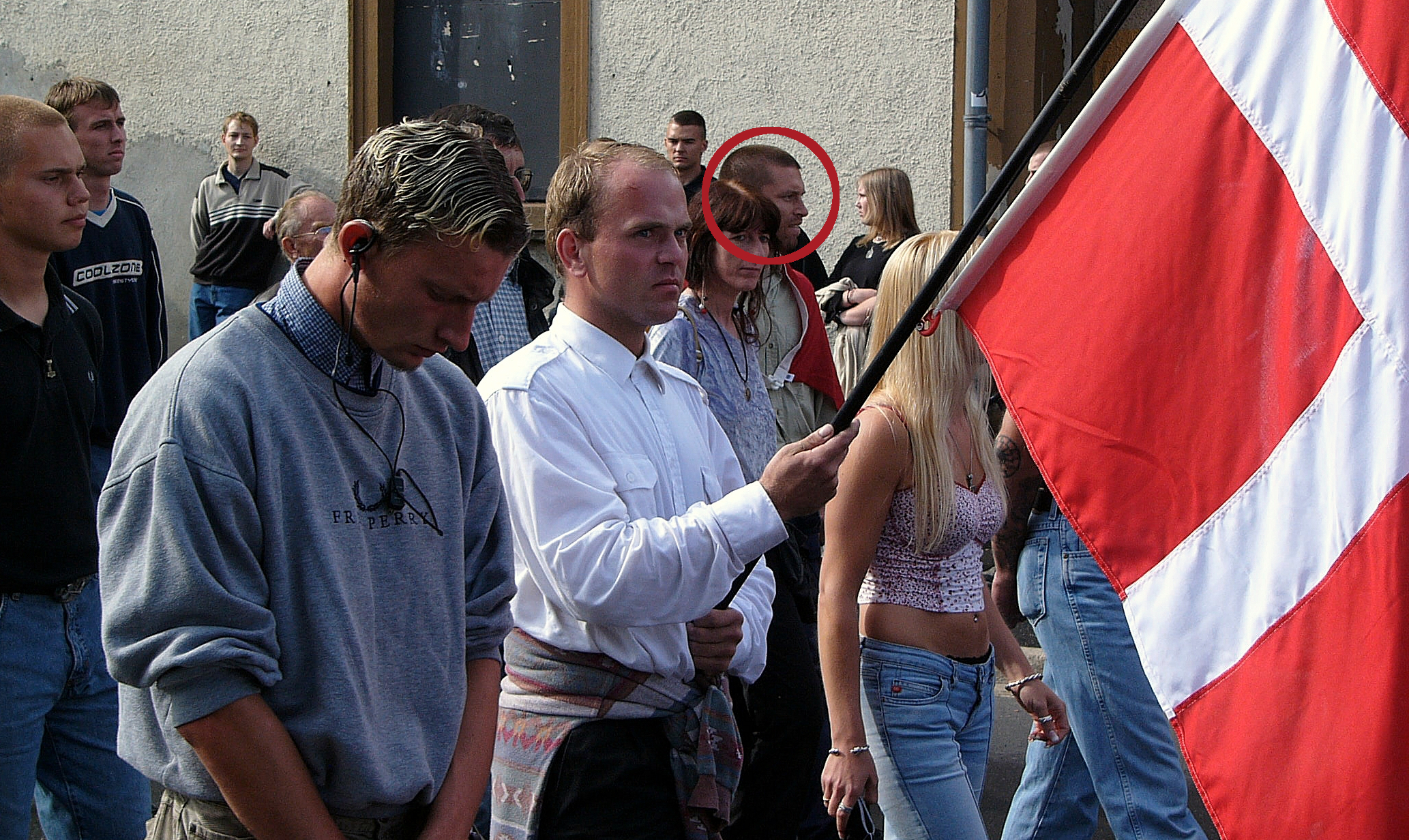 Lars Hartvig (i rød cirkel) ved mindesmarch for topnazisten Rudolf Hess i tyske Wunsiedel i august 2004.