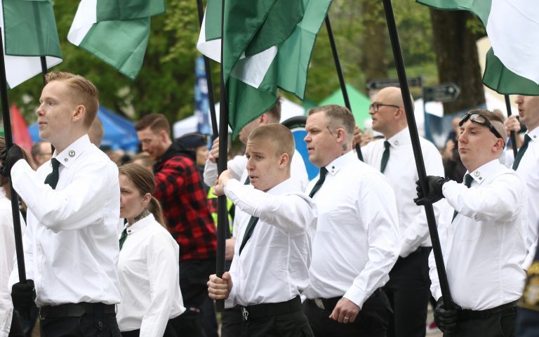 Billy Linder ses her i midten som fanebærer under Den Nordiske Modstandsbevægelses demonstration 1. Maj 2019 i den svenske by Kungälv. Foto: Redox.