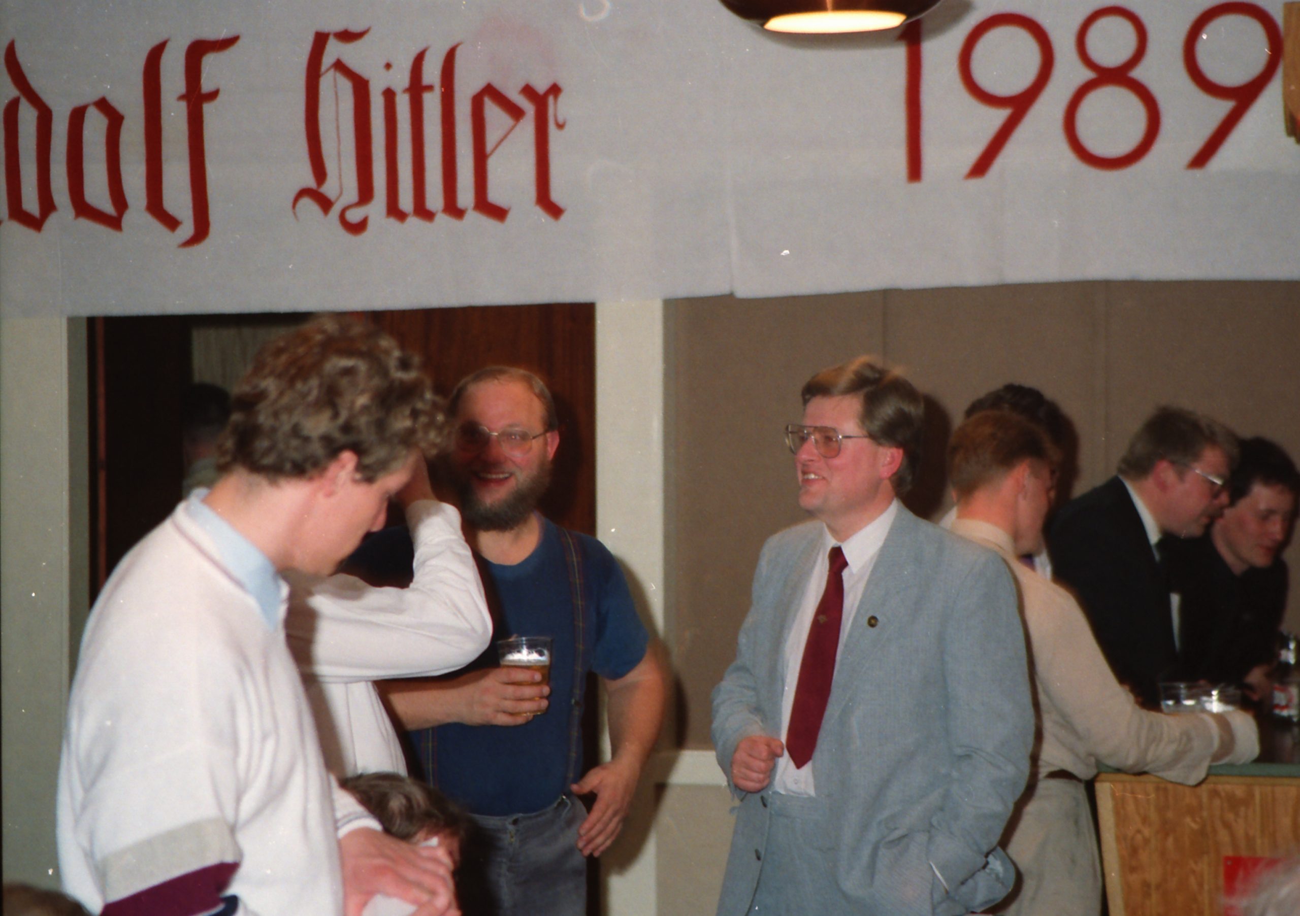 Frede Farmand (med glas i hånden) og nazilederen Riis-Knudsen (gråt jakkesæt) ved fejringen af Hitlers 100-års fødselsdag i 1989. 