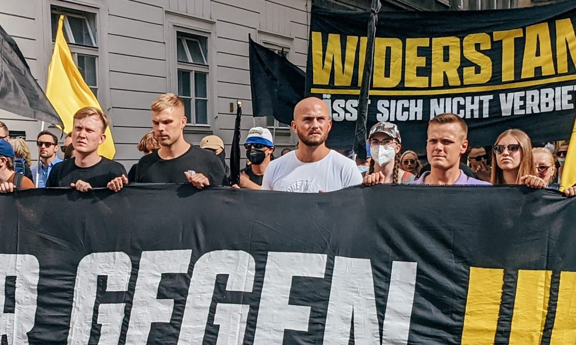 Henrik Nielsen (i hvid tshirt) ses her ved en demonstration arrangeret af den identitære bevægelse IBÖ i Wien i 2021.