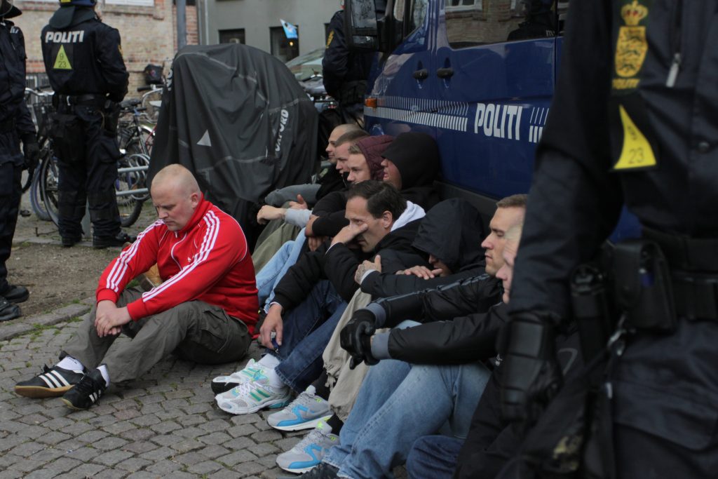 Rightwings anholdt sammen med folk fra Danish Defence League efter at være blevet jaget på flugt foran Christiansborg den 10. maj 2014.