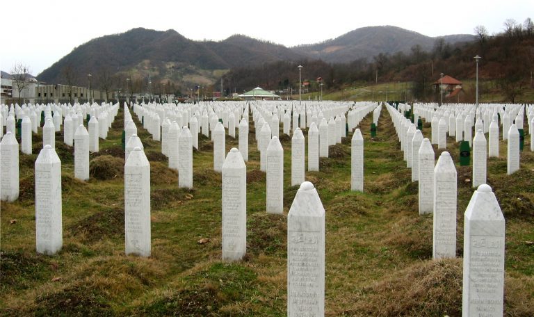 Gravsten ved mindelunden for ofrene for folkemordet i Srebrenica. (Foto: Michael Büker)