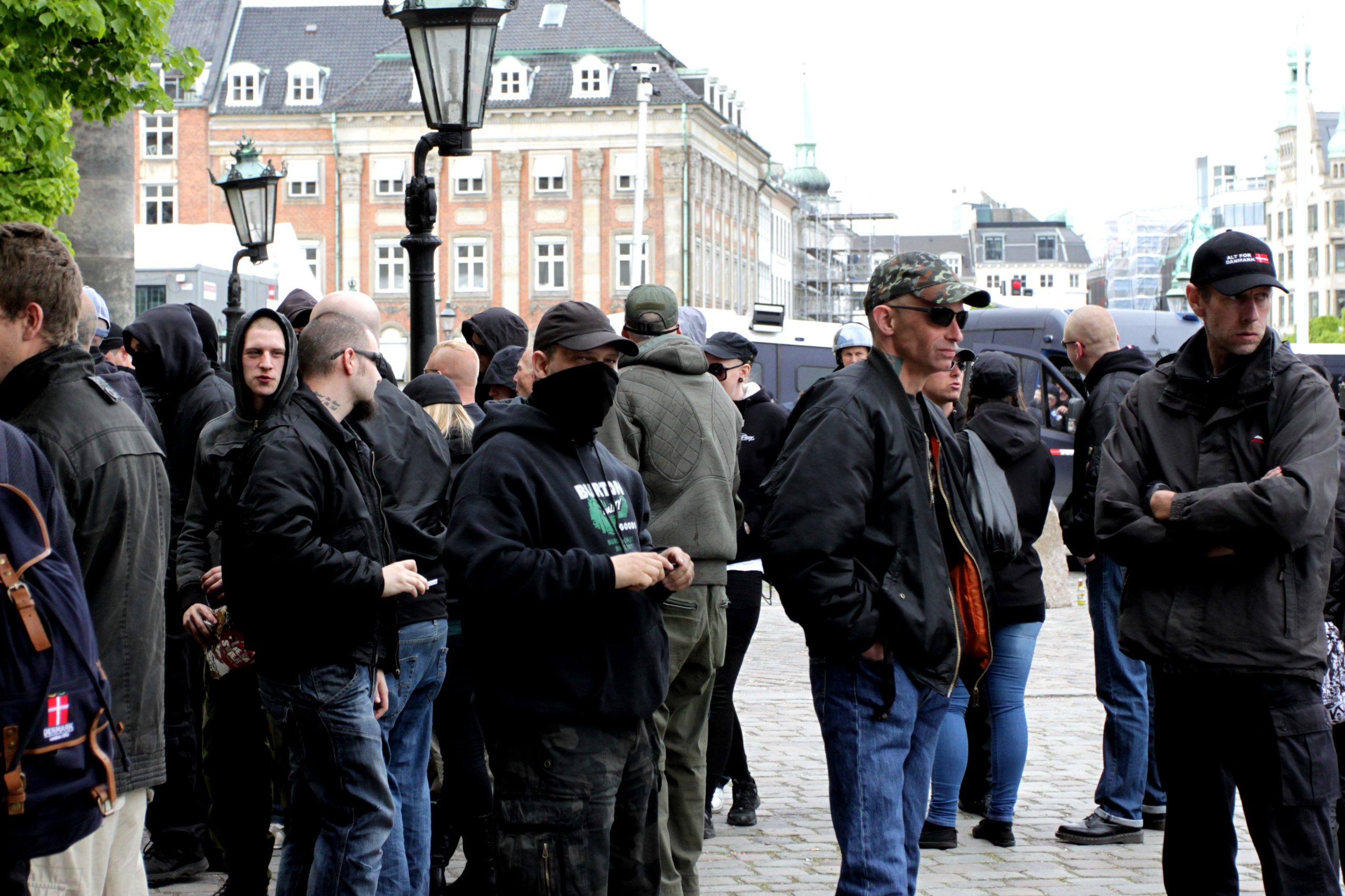 Ved Danmarks Nationale Fronts demonstration i København i 2014 ses Niels Kristensen her yderst til højre med kasket, mens Henrik Rune Jakobsen ses fuldt maskeret midtfor. Foto: Redox.
