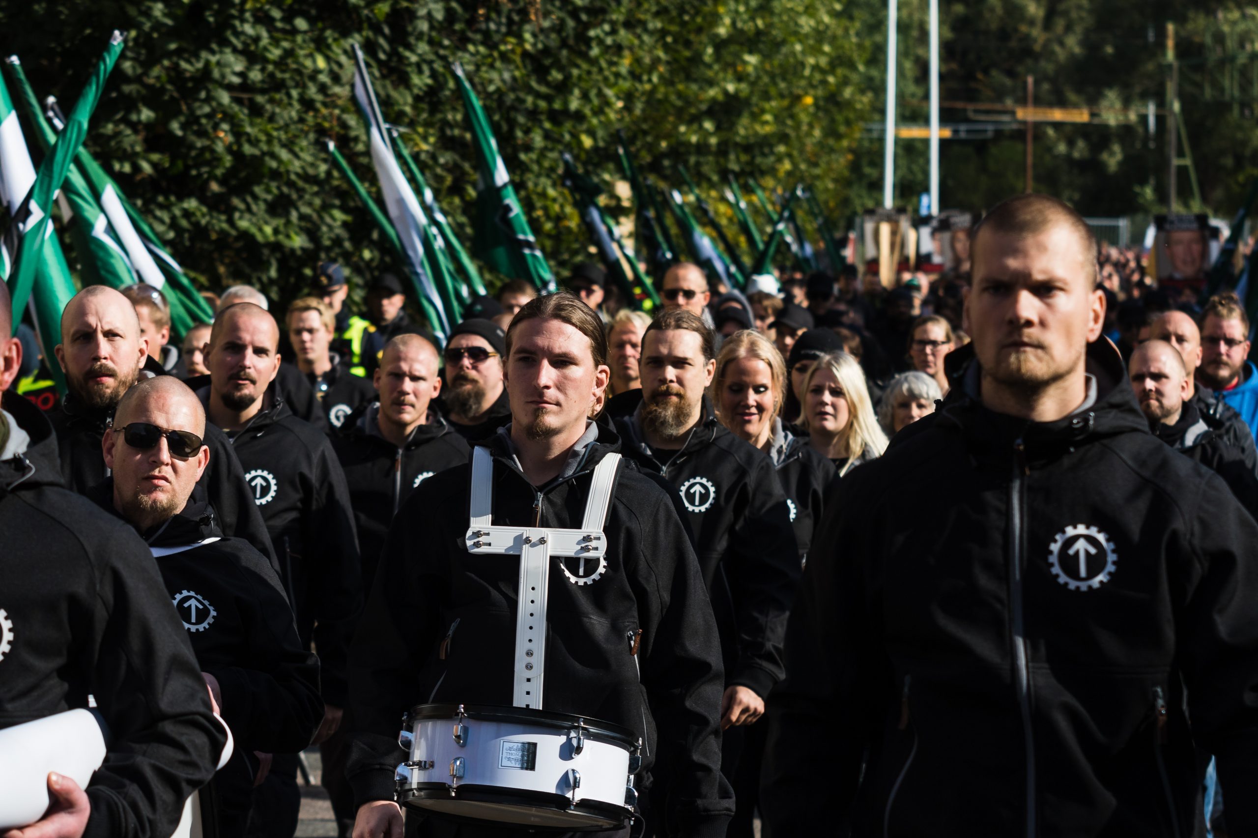 Organisationens nuværende leder, Frederik Vejdeland, ses her midtfor i anden række med skæg, under deres demonstration i Göteborg i 2017, Foto: Redox.