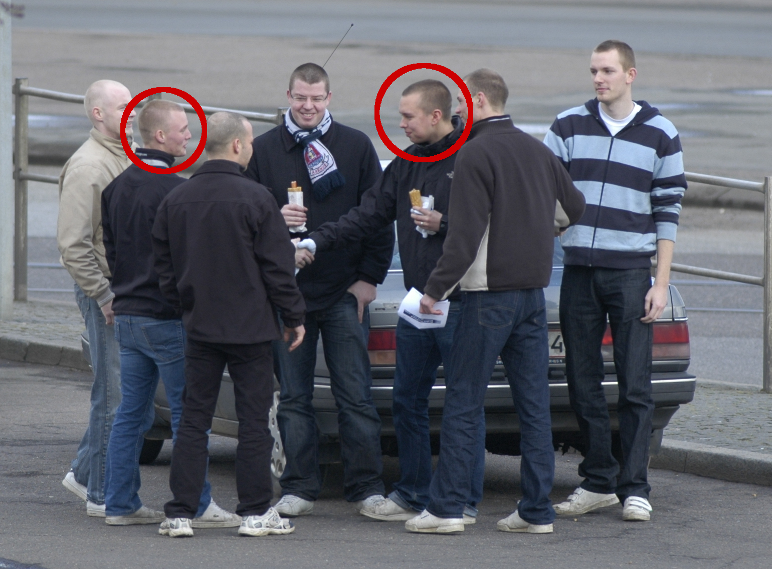 Nick Schwabach (rød cirkel) hilser på den senere leder af Danskernes Parti, Daniel Carlsen, ved den højreradikale forening Vederfølners generalforsamling i marts 2008. Foto: Redox