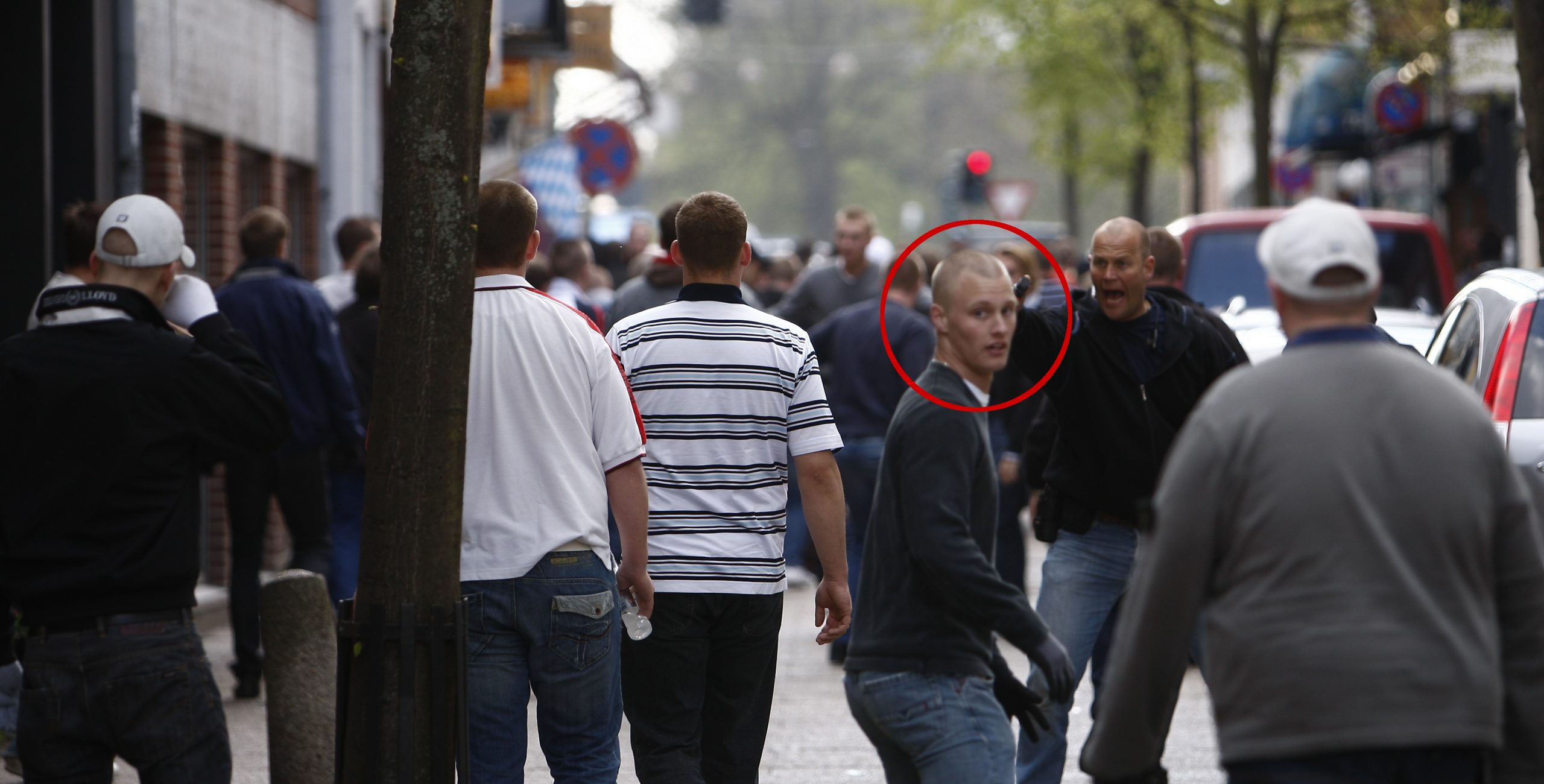 Nick Schwabach (rød cirkel) sammen med resten af den nazistiske AGF-hooligangruppe White Pride under et angreb på OB-fans i Aarhus den 3. maj 2008. Foto: Redox