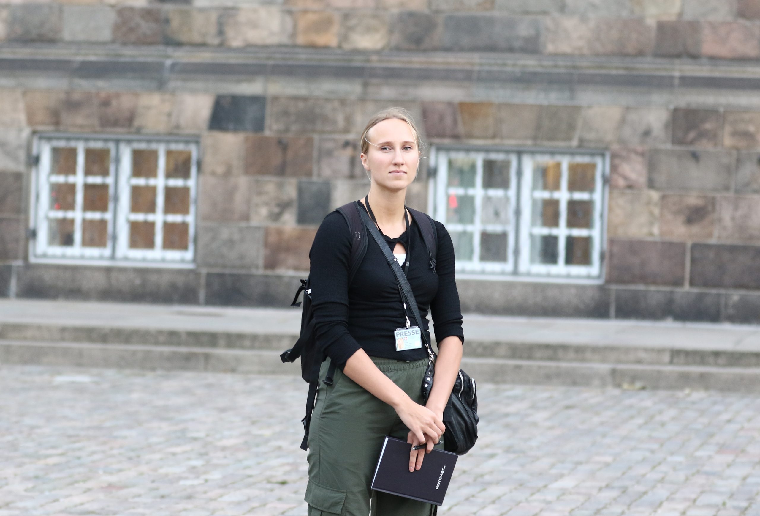 Emilie Brovall Jäger foran Christiansborg i september 2023, hvor hun dækkede protesterne mod et Generation Identitær-debatmøde indenfor murene. Foto: Redox