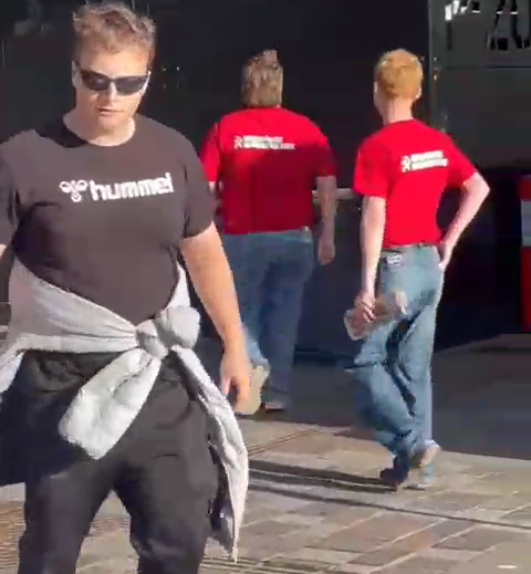 Magnus Bruun på vej væk fra hændelsen.