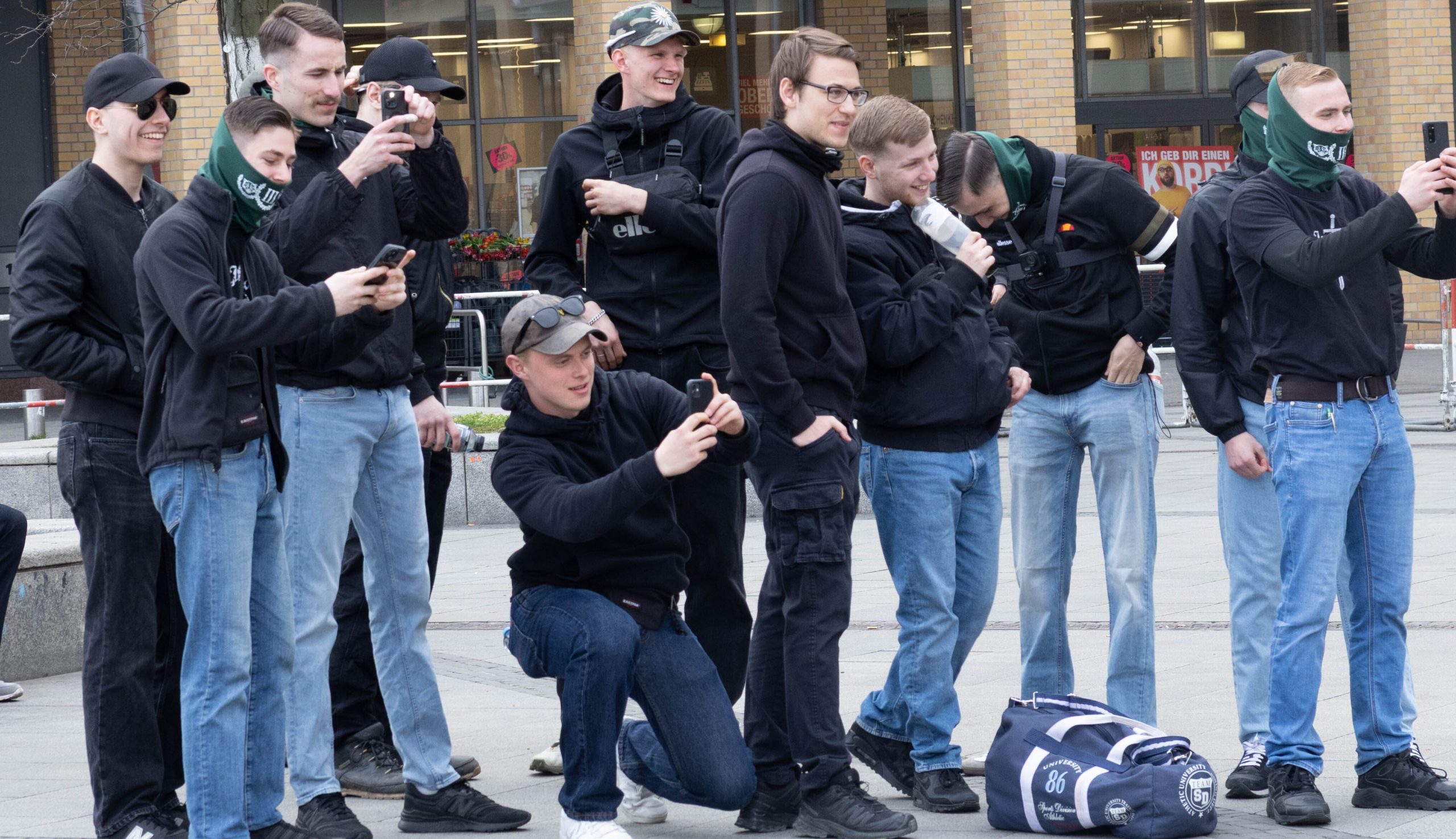 Active Club Denmark til nazimarch i Berlin. Siddende på knæ ses Jakob Martin Andersen. Bag ham ses Frederik Johan Gustafsson Jensen. De er omgivet af folk fra Der Dritte Wegs ungdomsorganisation Nationalrevolutionäre Jugend.