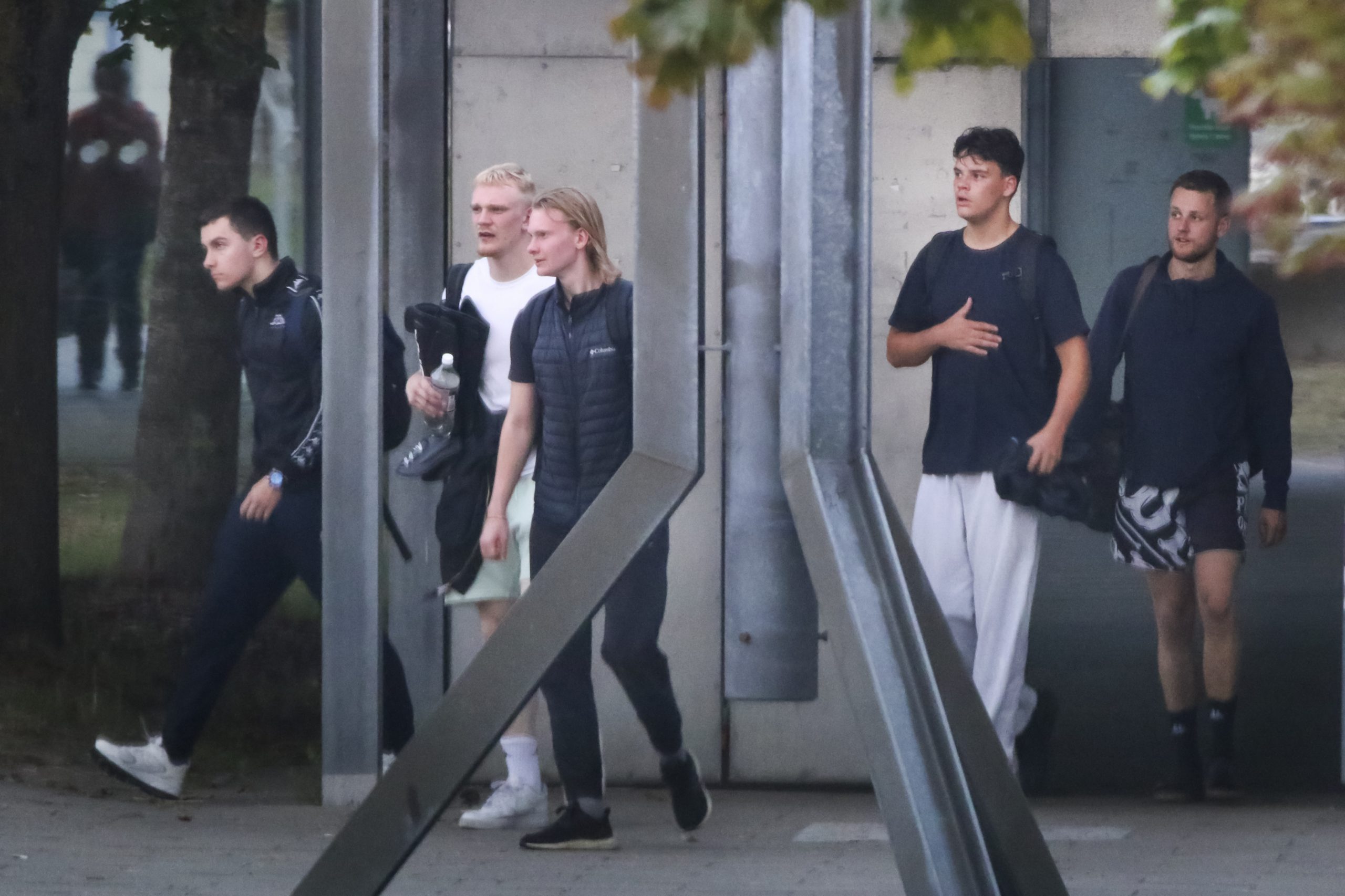 Active Club-medlemmer forlader idrætsanlægget i Gladsaxe den 26. august 2025. Fra venstre ses Johannes Miguel Espenhain, Adam Emil Gustafsson Jensen, en person som Redox ikke kender navnet på, Frederik Munk samt Jacob René Holck.