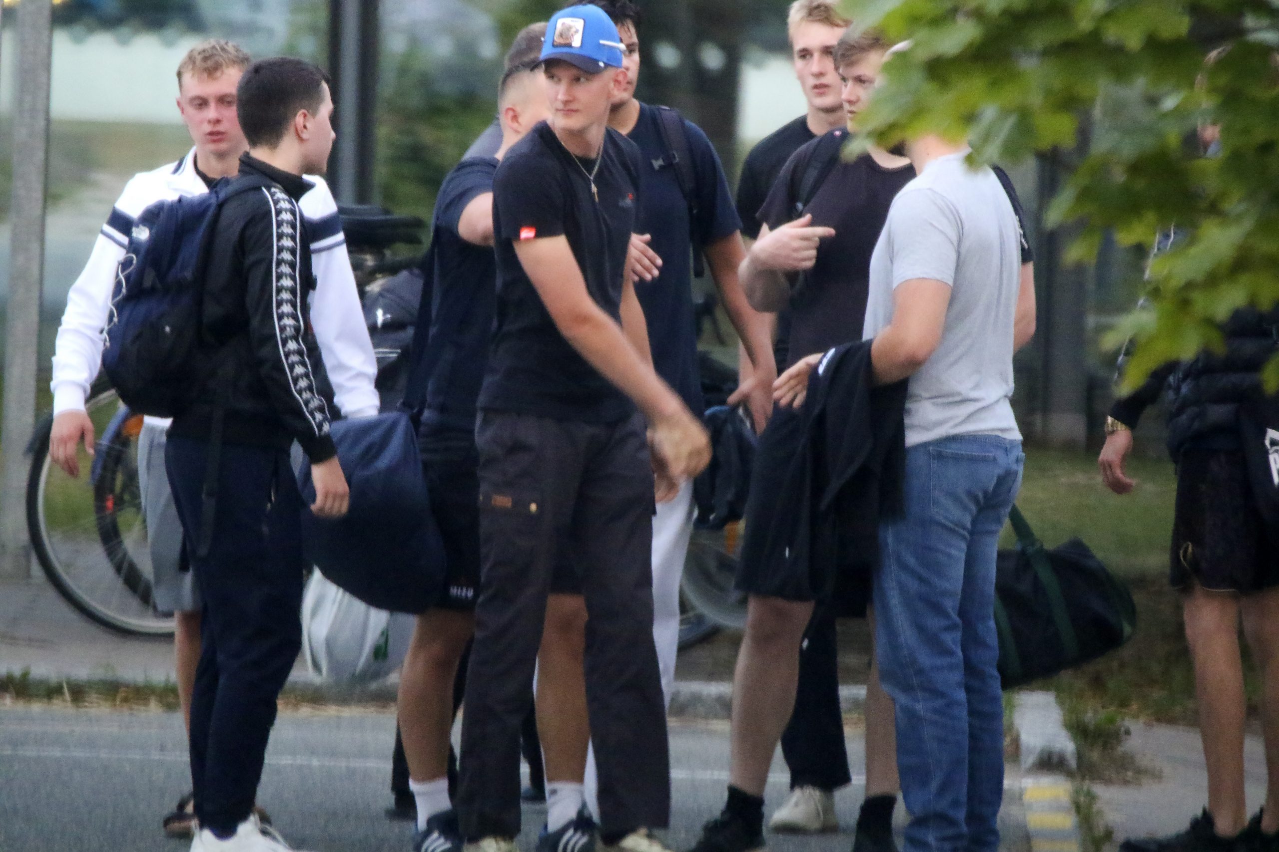 26. august 2025 i Gladsaxe: Yderst til venstre Jakob Martin Andersen, derefter Johannes Miguel Espenhain. Med blå kasket i midten ses Frederik Johan Gustafsson Jensen.