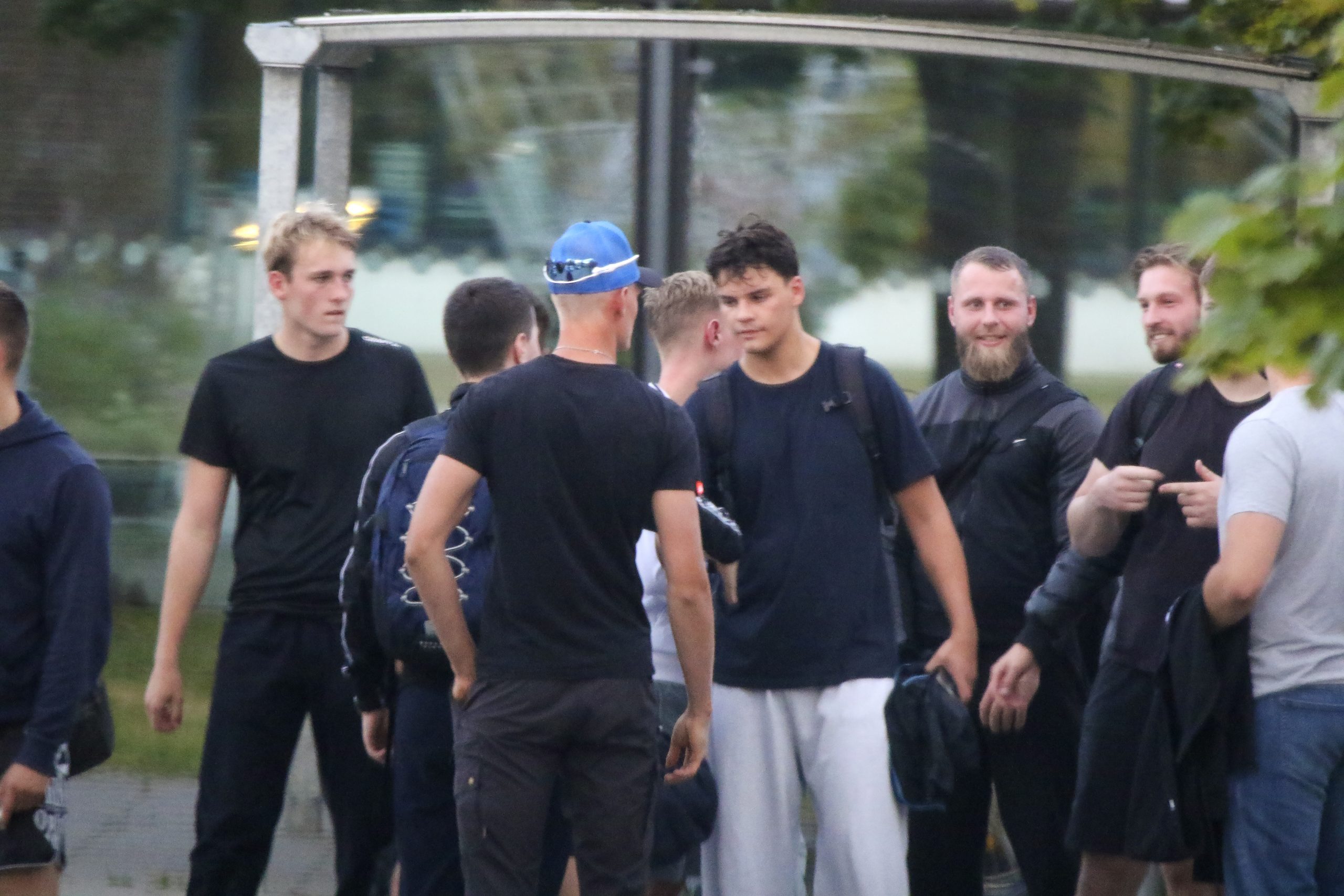 Active Club Denmark efter træning i Gladsaxe tirsdag den 26. august 2025. I midten, med lyse bukser og mørk tshirt ses Frederik Munk. Til højre for ham, med fuldskæg, ses Markus Brøndum Knust.