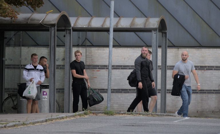 Medlemmer af Active Club Denmark forlader kampsportssalen i idrætsanlægget i Gladsaxe den 26. august i år. Foto: Redox