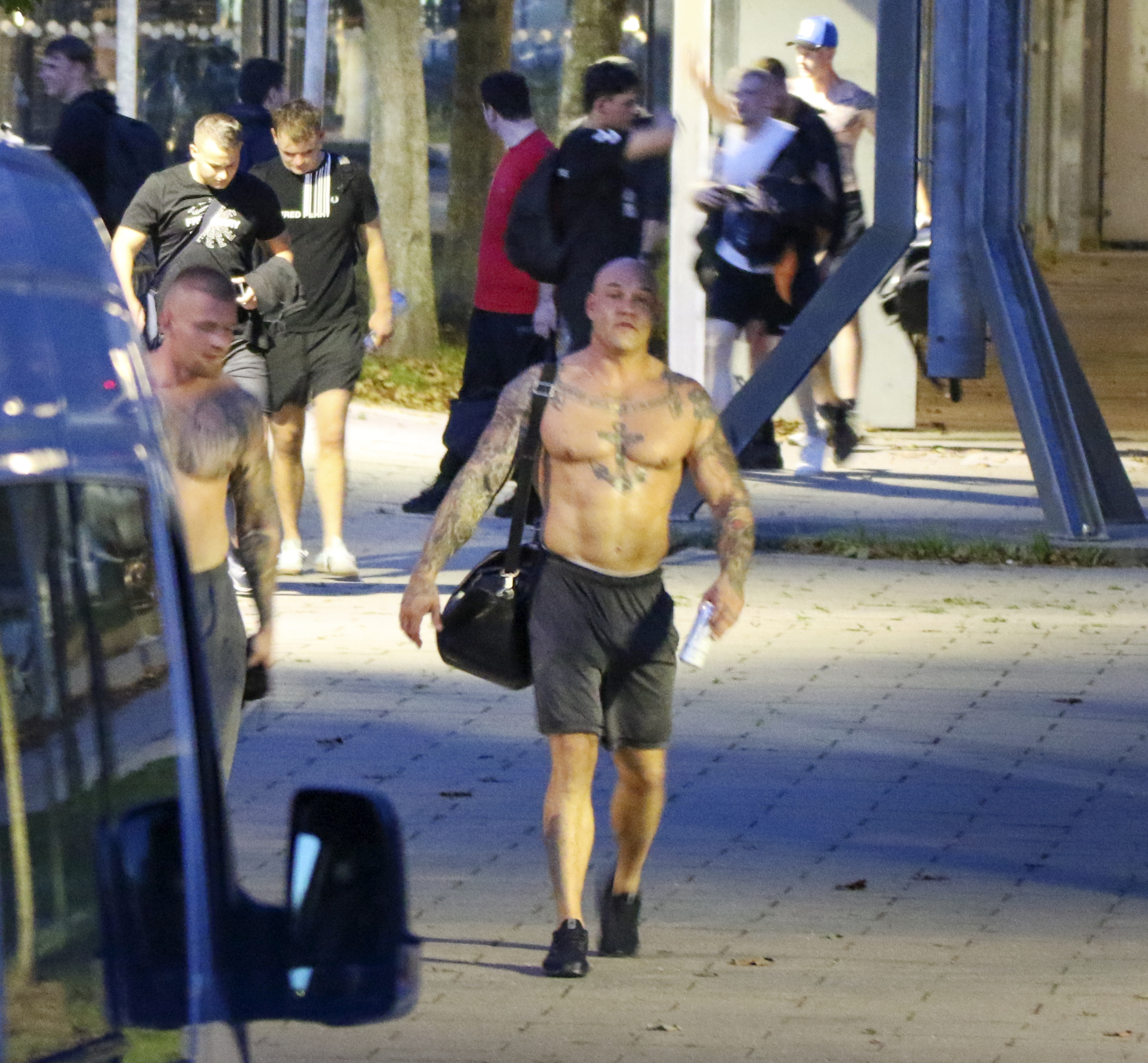 De to Brøndby-hooligans, Søren Thye Christensen til venstre, forlader træningen i Gladsaxe 9. september.