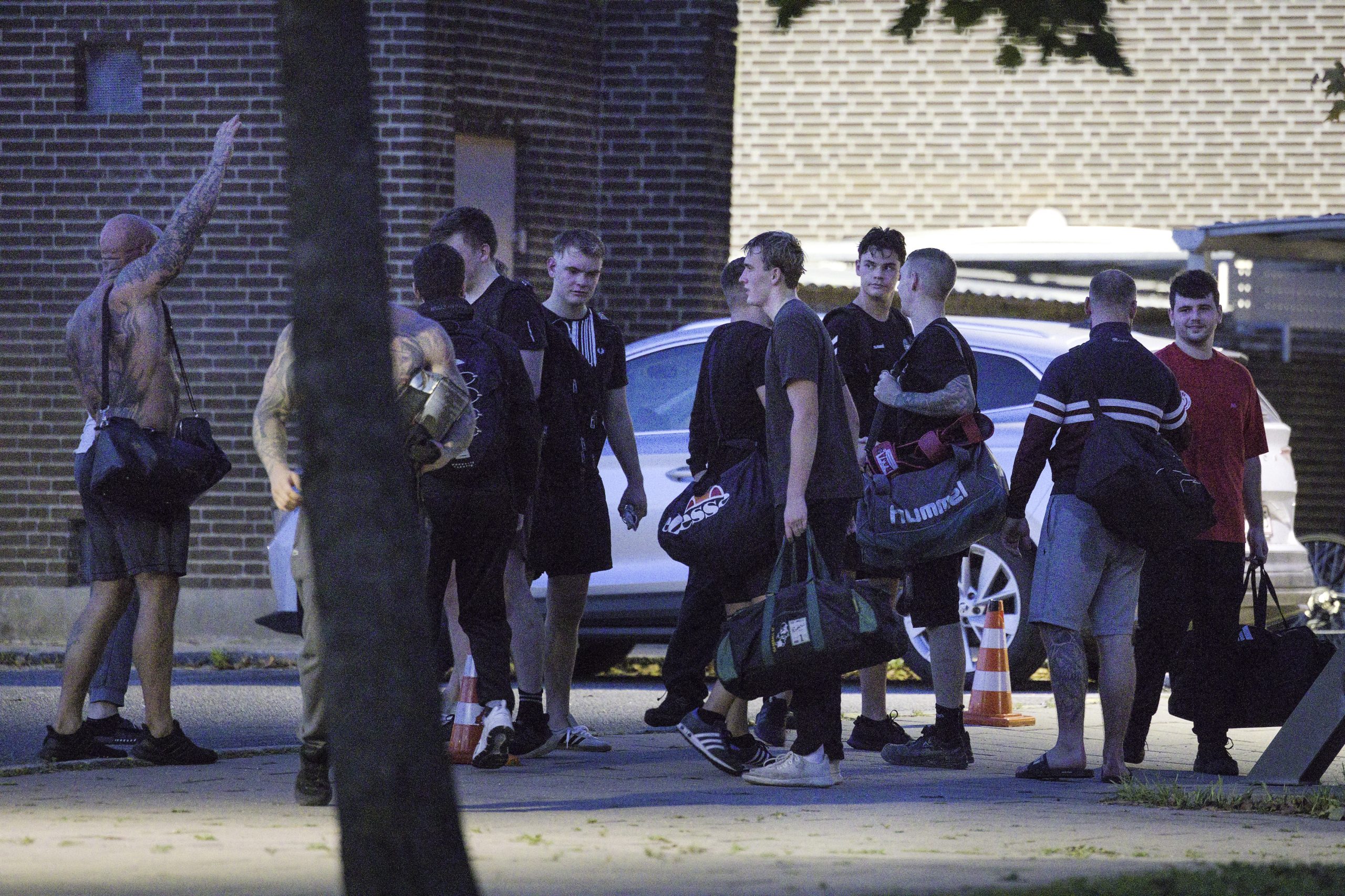 Active Club siger farvel. Nummer fem fra venstre, i mørk tshirt med lodrette hvide striber, er Malte Eghave Carlsen Flindtholt, der efter dette billede blev taget er blevet anholdt, varetægtsfængslet og senere løsladt i en sag om grov vold i Finland.