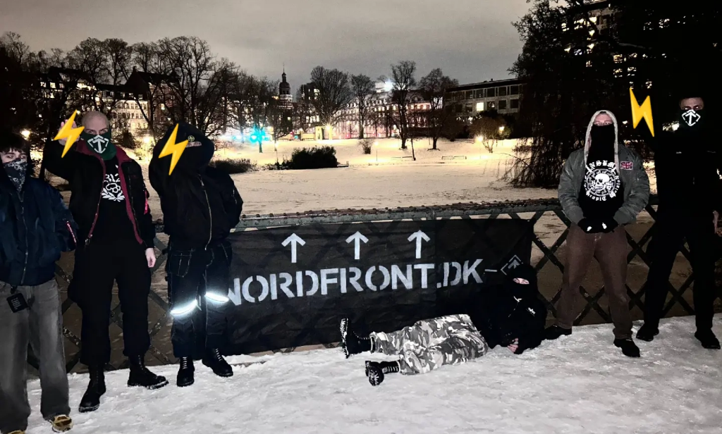 Unge skinheads poserer med heil-hilsen foran NMR-banner i Ørstedsparken i København, vinteren 2026. Billedet stammer fra TikTok.