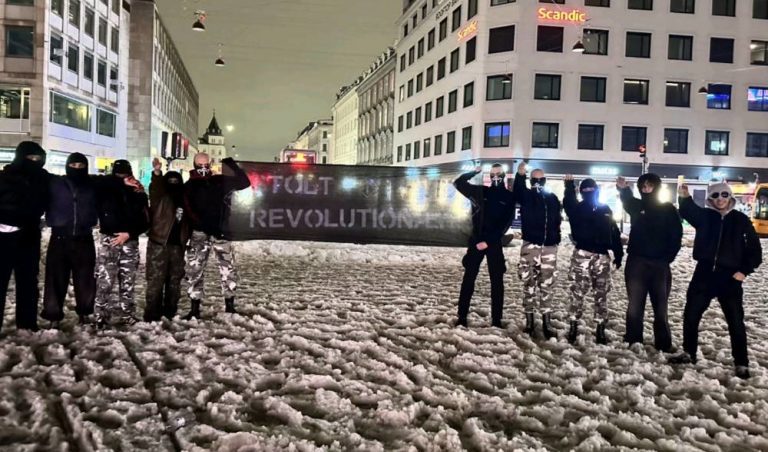 Unge naziskinheads på Nørreport med NMR-banner. Billedet stammer fra TikTok.