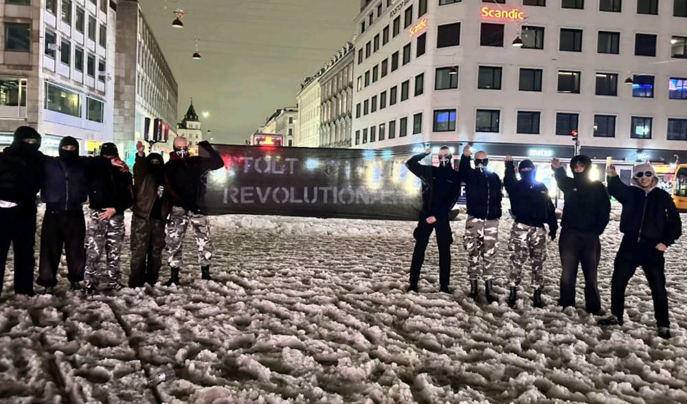 Unge skinheads på Nørreport med NMR-banner. Billedet stammer fra TikTok.