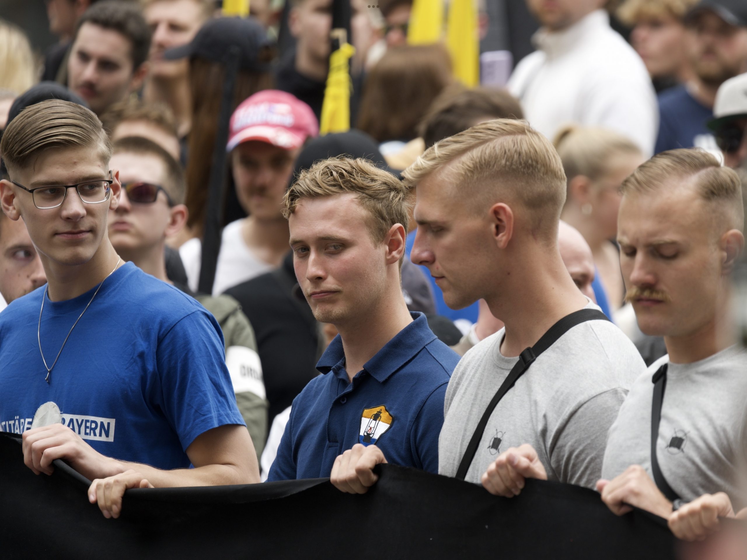 Thomas Deveson (midtfor i lilla t-shirt) deltog i sommeren 2025 i en international identitær demonstration i Wien. Foto: Endstation Rechts.