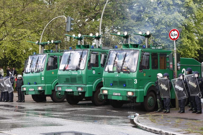 ARKIVFOTO: Tysk politi på gaden ved nazimarch i Hamburg i 2008. (Foto: Redox)