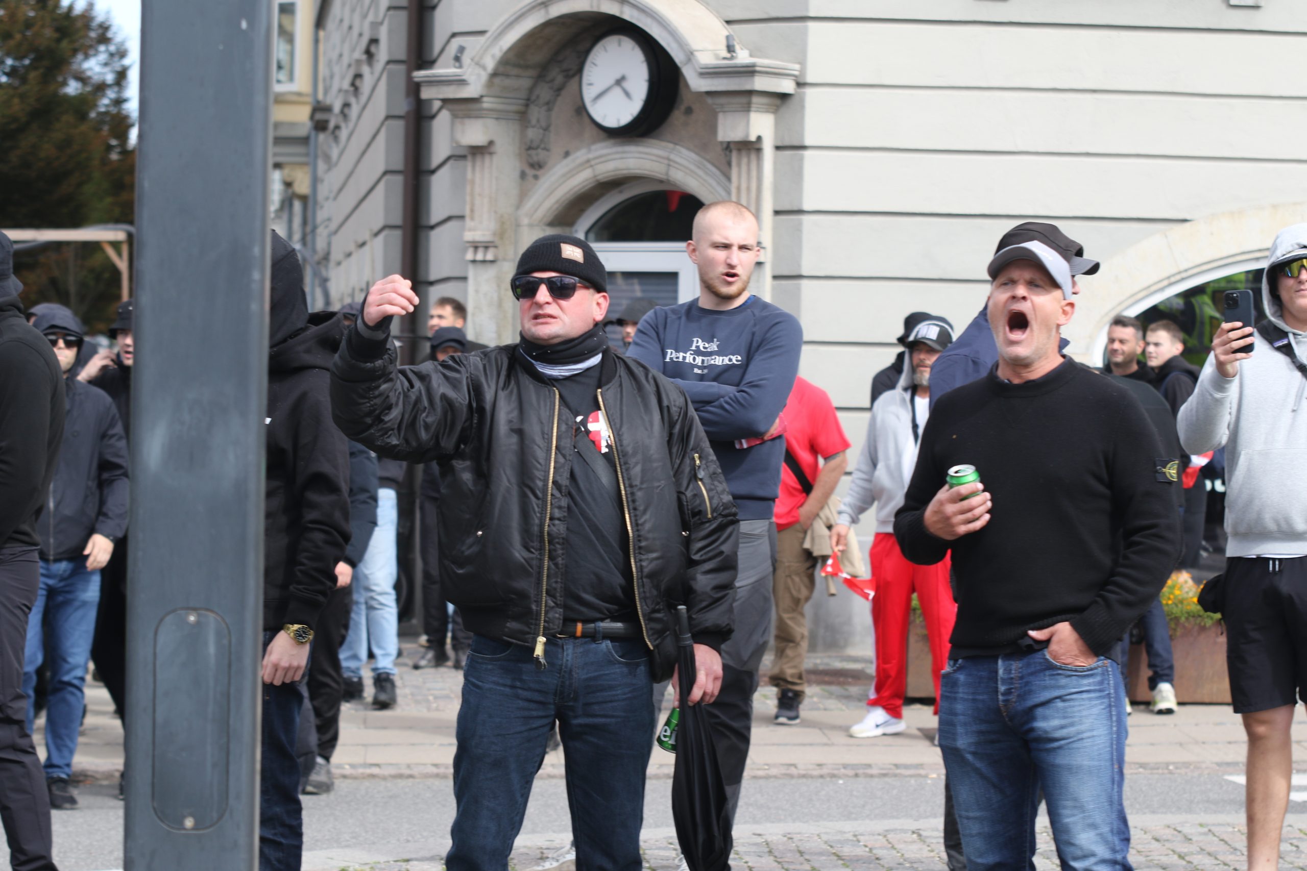 André Stilund Vincent midtfor i sort hue og Dansk Front-tshirt.