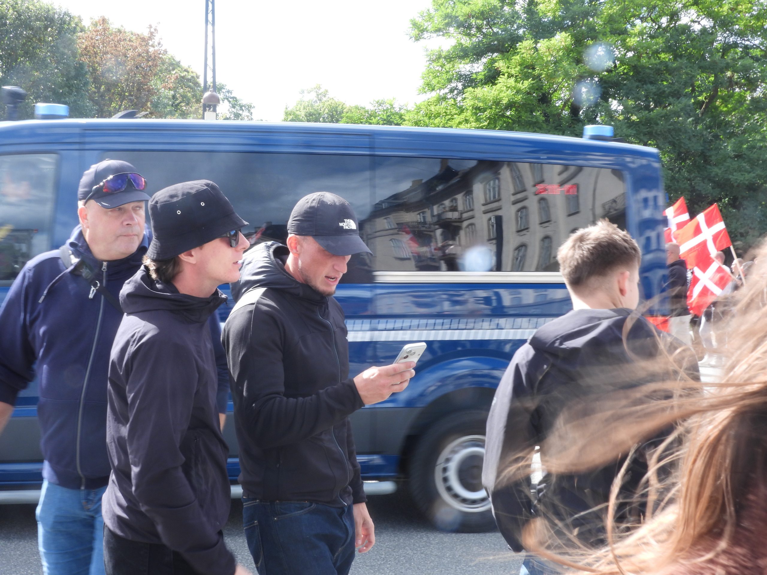 Nicolai Agger (med telefon i hånden) slog en fotograf i hovedet, da hooligangruppen gik til angreb.