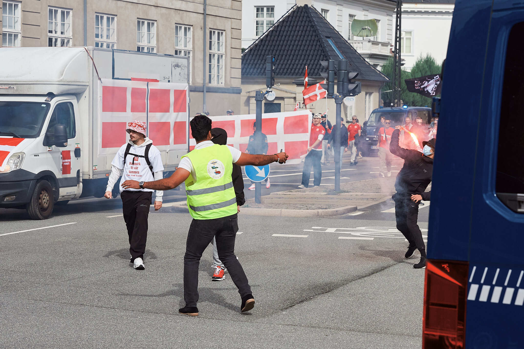 Hooligan kaster nødblus mod moddemonstranter.