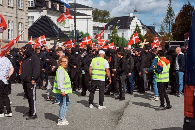 Demovagter fra United Lion & Sun Nordic i refleksveste forsøger at holde sortklædte hooligans tilbage under demonstrationen 5. september.