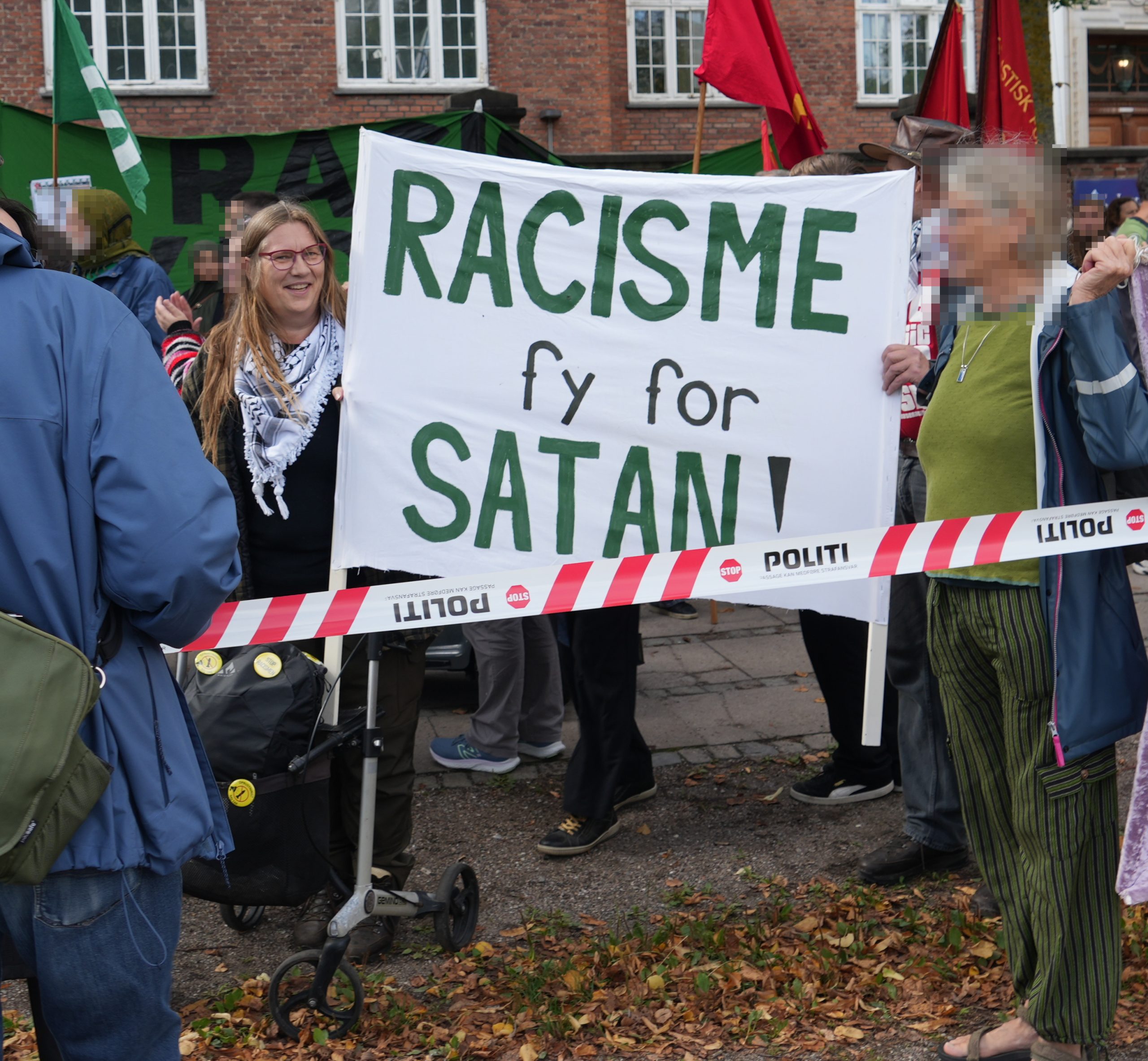 Pia Thorsen med rollator og banner, da moddemonstrationen endnu er på Østerbro.